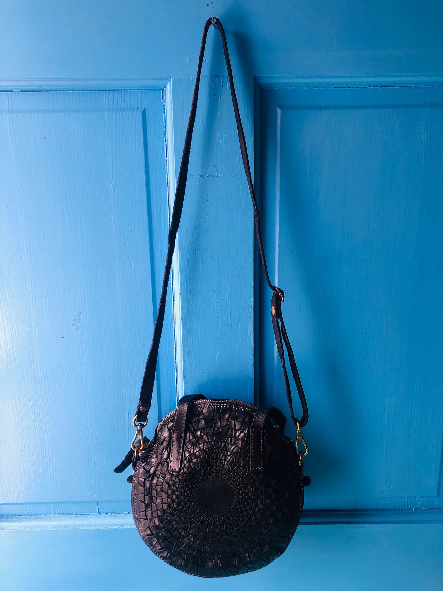 Woven Black Leather Round Bag – Pandora's Box Martha's Vineyard